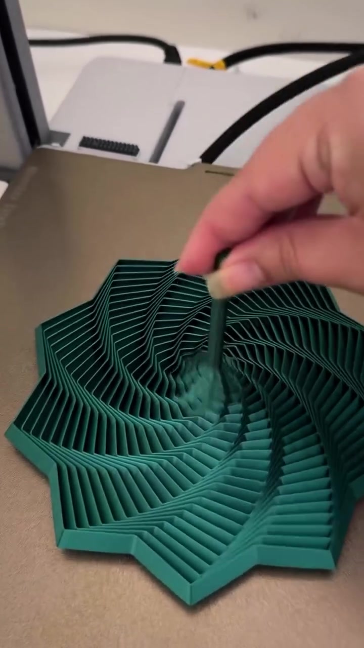 Kinetik yıldız heykel yeşil, çevrilerek burgulu spiral formunda